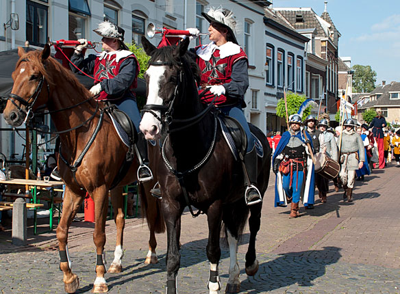 Stal Mansour paarden en trompetten in de optocht Doesburg